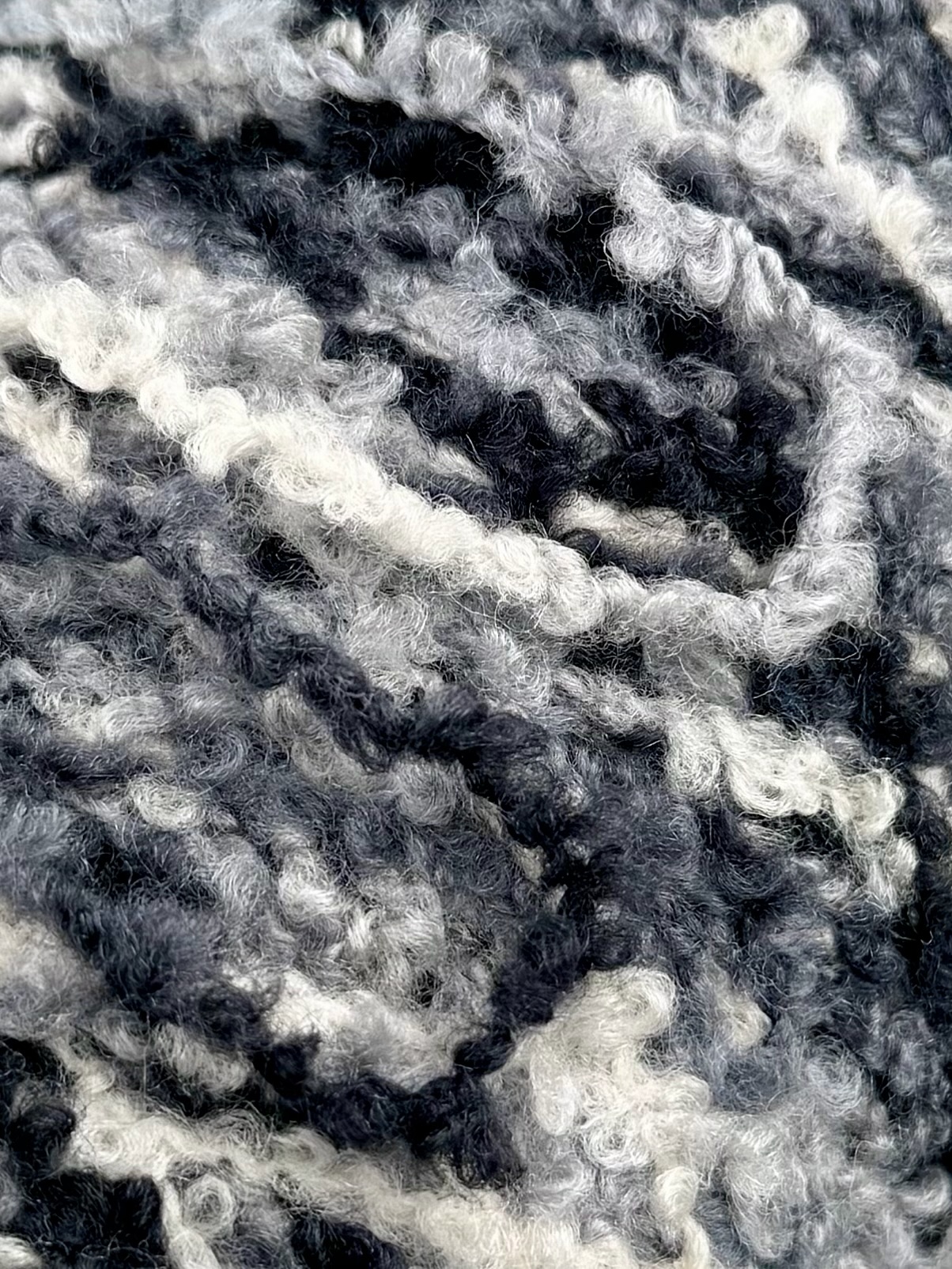 Corallo Bouclé 240m/100g – Merino Extrafine und Seide mit Elastan Schwarz-Weiss Melange